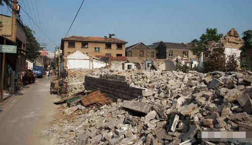  #农户#农村有宅基地和房子，户口是城市的，如果拆迁分房，有资