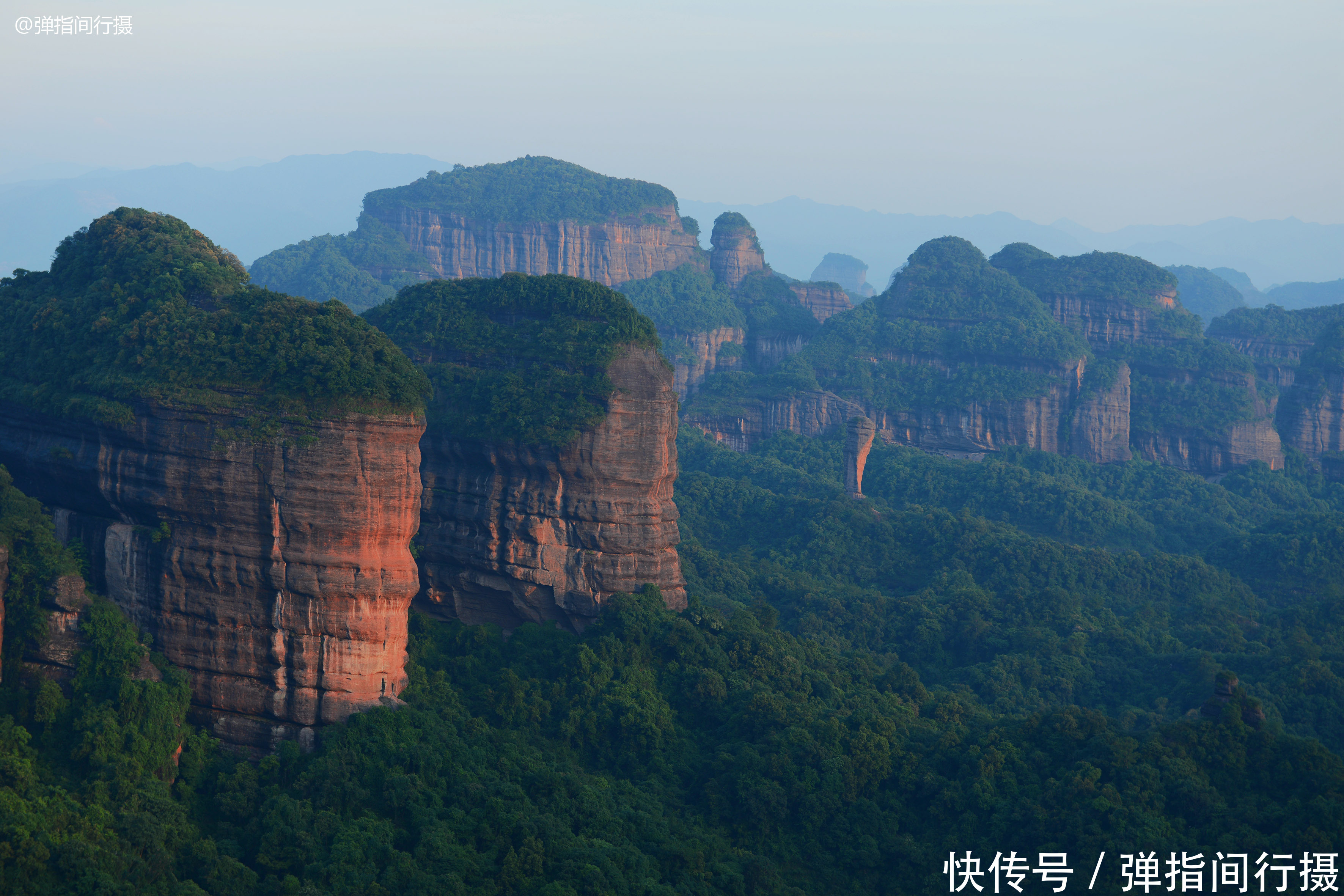 中国最“色”丹霞,凭借“擎天一柱”走红,但游客怀疑是人工所为