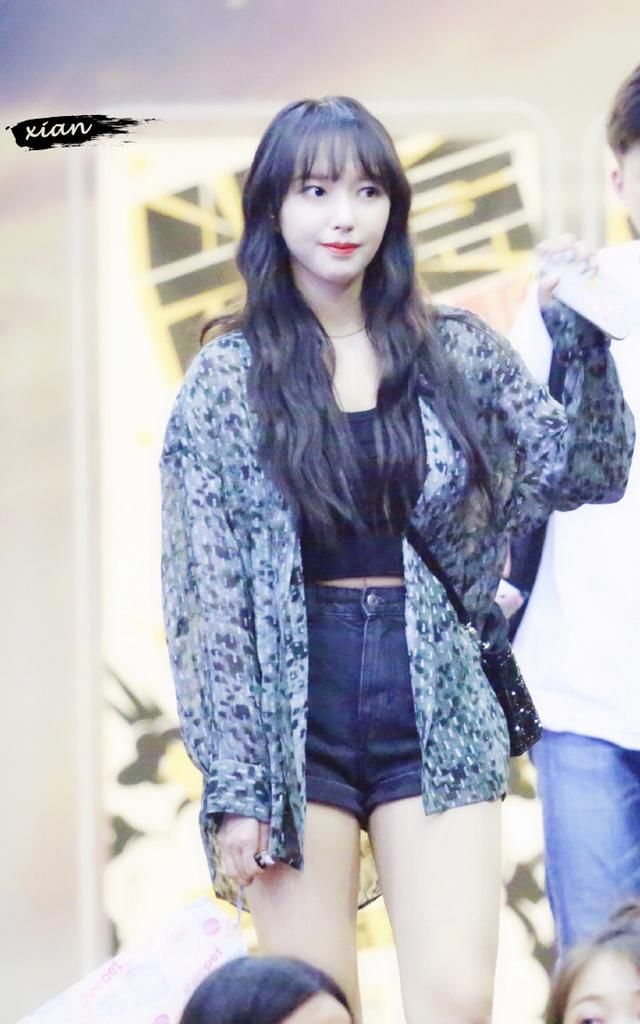 20岁程潇和23岁吴宣仪秀美腿，却穿出了筷子腿和锥子腿的差距！