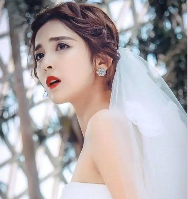 『迪丽』本以为古力娜扎穿婚纱就够美了, 看到迪丽热巴穿婚纱: 如梦如幻