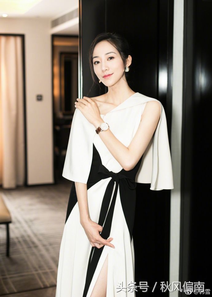 韩雪黑白相间长裙皮肤白皙，优雅高贵女神气质浓