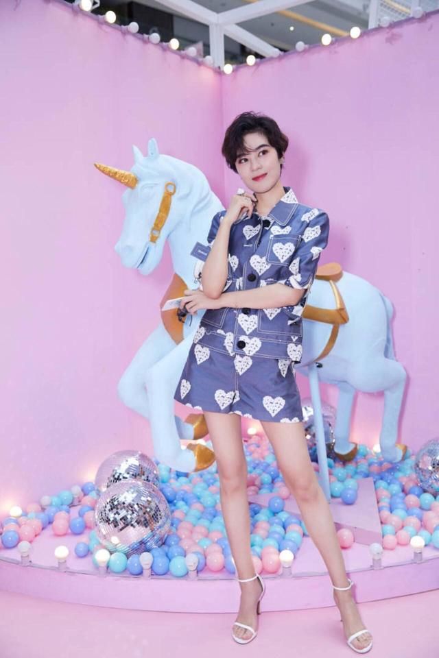 好衣品遇到有趣的灵魂等于啥？没错，就是你家郁可唯美！