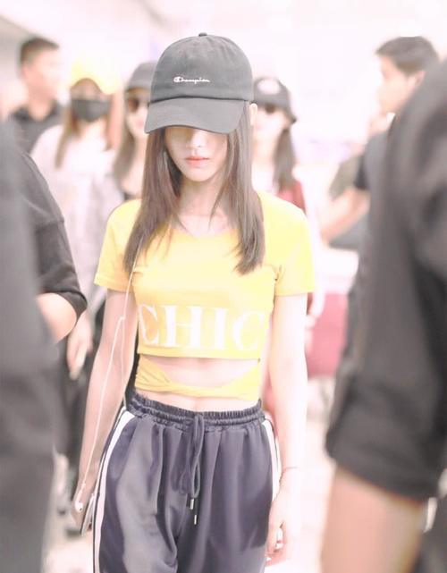 鞠婧祎奚梦瑶同穿露腰装配长裤，终于知道腿长和腿细哪个更重要！