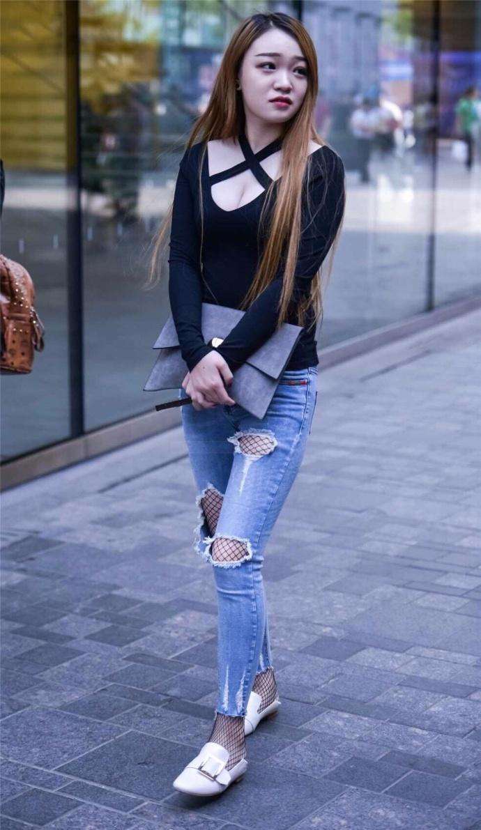 夏季里姑娘们要寻找一件适合自己的衣服，展示自己美丽身材