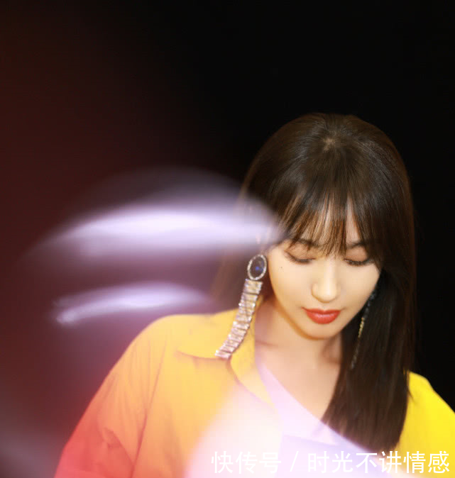 《跨界歌王》李菲儿一件黄色衬衫，不系扣子，这身材和柳岩有一拼