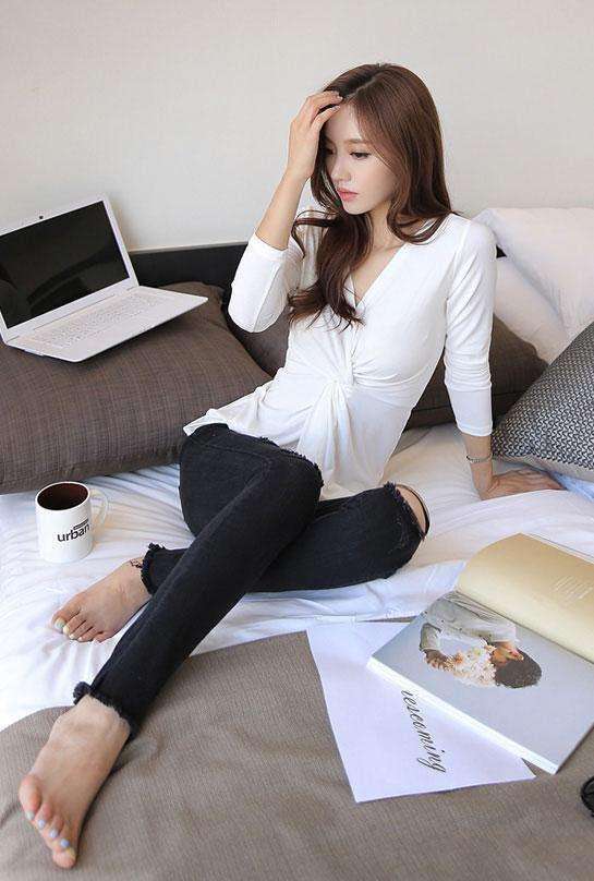 街拍：紧身裤清爽修身, 妹子随心搭也时尚, 绽放青春活力