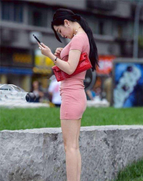 粉色|街拍:楚楚动人的小姐姐,身穿粉色紧身裙,尽显曼妙好身材