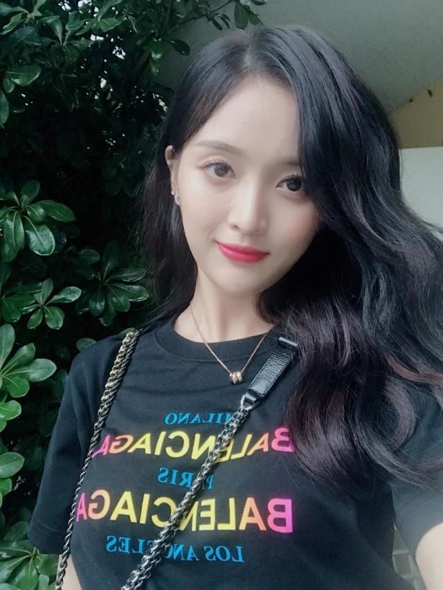 吴宣仪的短裤也太短了，转身瞬间露出安全裤，网友：这就尴尬了！