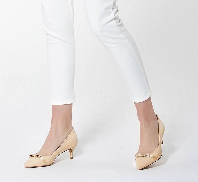 尖头高跟鞋穿出轻熟女人味，释放你的性感与自信