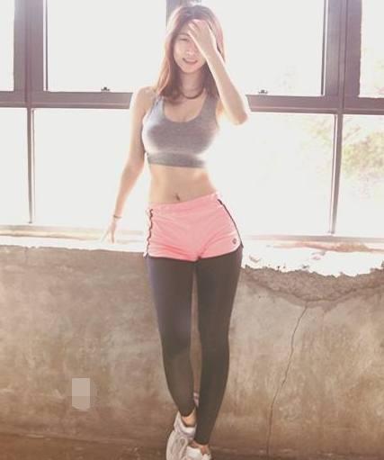 健美身材的打底裤美女，身材曲线凹凸分明，双腿修长紧致！