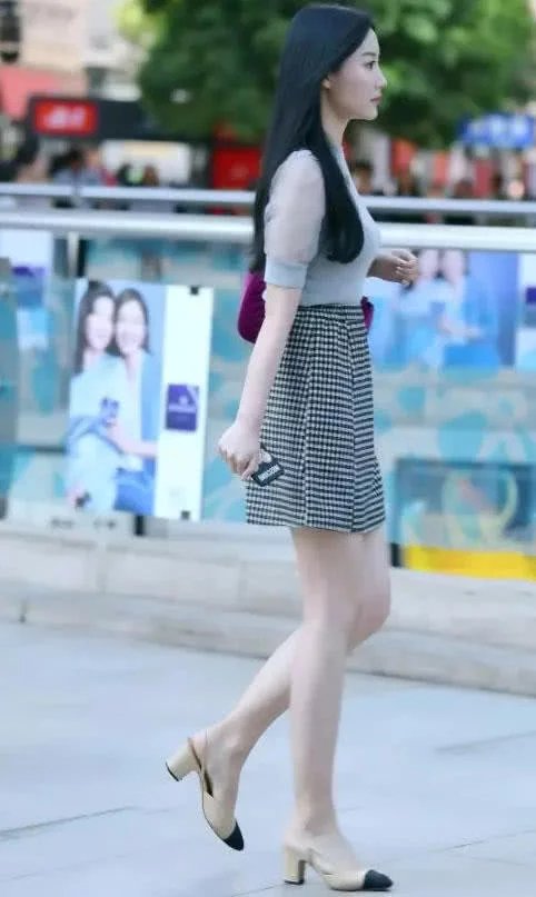 赶公交的清纯御姐，抹胸装下勾勒迷人曲线，整体的穿搭上面尽显女