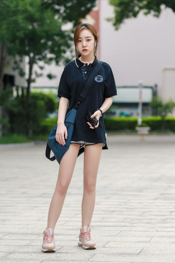 街拍美女，简单又大方的夏季穿衣搭配，随意又不失女神范！
