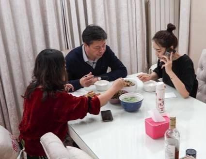 【完美】张佳宁的家算不算完美的重组家庭?张佳宁坦然坐在父母中间位置