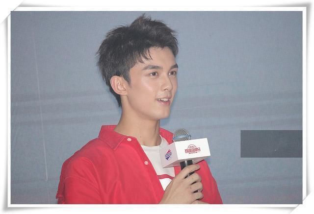 韩庚是吃仙丹了么？34岁穿红衬衫嫩过18岁吴磊，难怪卢靖姗那么爱