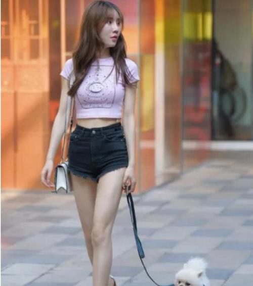  花非花|“花非花”的6厘米牛仔裤，遛狗女神的街头亮相，看不懂的造型！