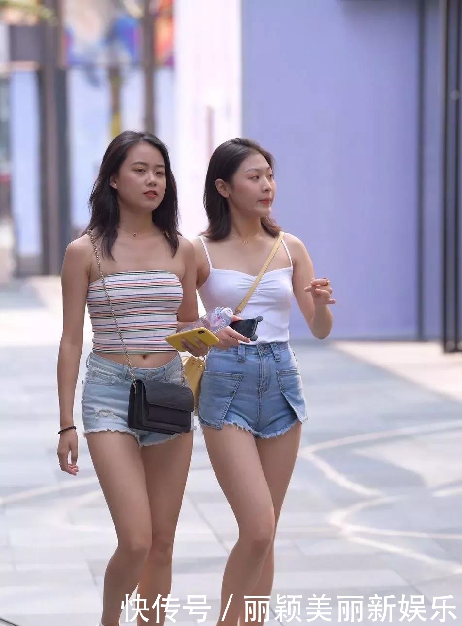 『美女』清凉热裤美女姐妹花,双腿白皙性感时尚
