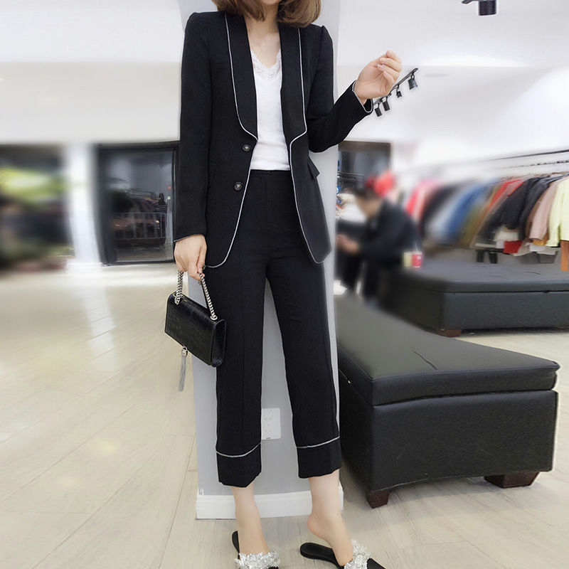 九月发现一种女装:叫西装上下套，比旗袍张扬、比连衣裙时髦干练