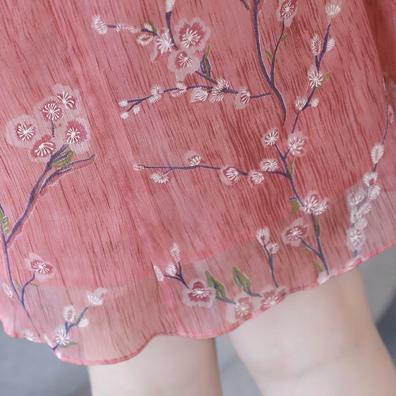 去趟香港，53岁老妈连买三件真丝裙，上身高贵优雅，看像30岁