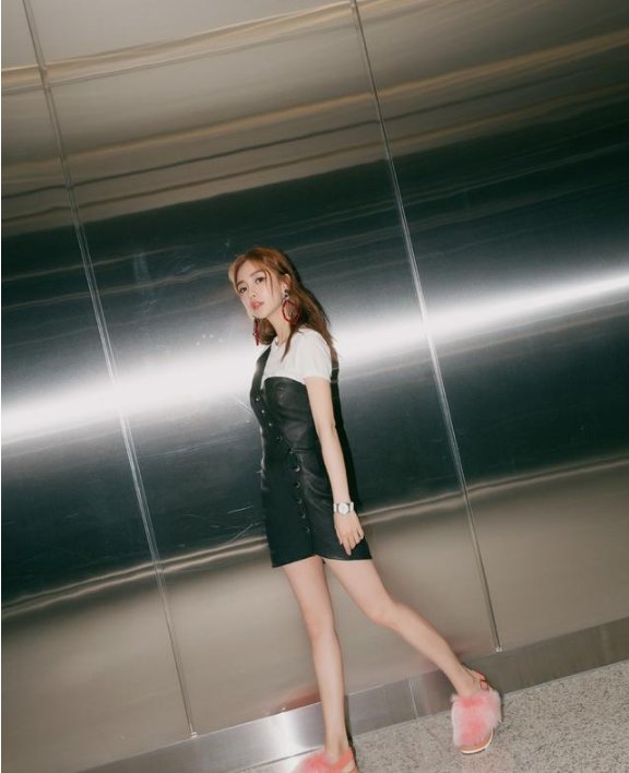 杨颖穿露肩连衣裙,还硬塞一件白T在里面,网友:黄晓明管得真严