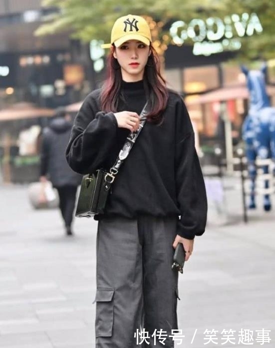 【迷人】街拍:如花似玉的小姐姐,一件白色短袖配黑色短裤,时尚魅力迷人