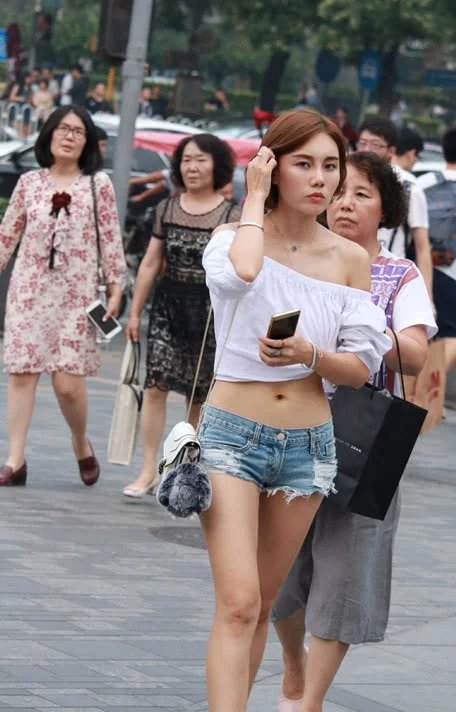 超短牛仔裤搭配一字肩，大胆奔放的性格，很多阿姨都接受不了
