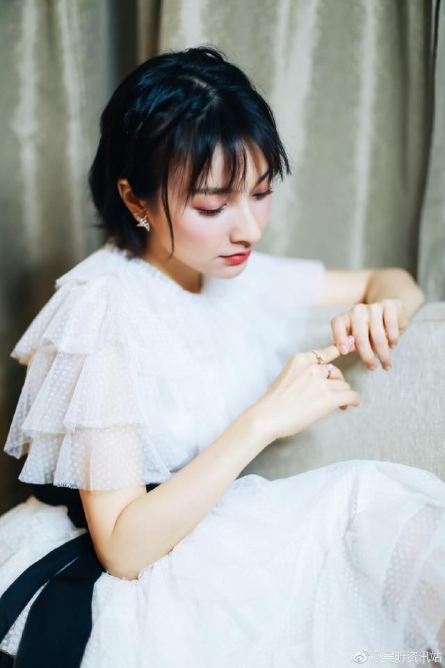 吴昕沈梦辰机场秀，一个潮到飞起，一个土到掉渣，网友:相差太大