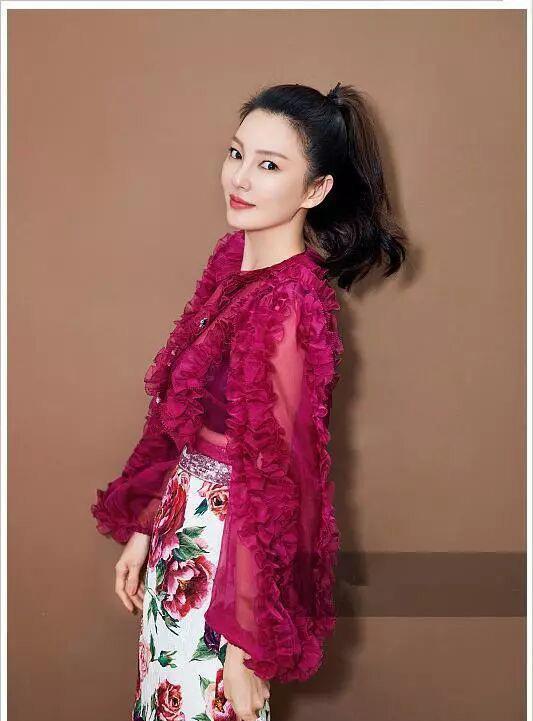 谢娜和张雨绮穿上连衣裙，同是双胞胎妈妈，身材差距不是一般的大