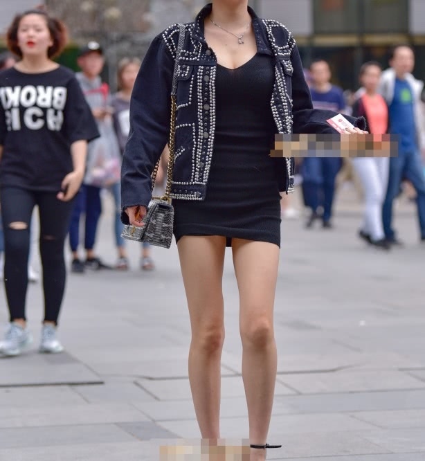 时尚小姐姐黑色紧身包臀裙很迷人，路人忍不住偷看一眼