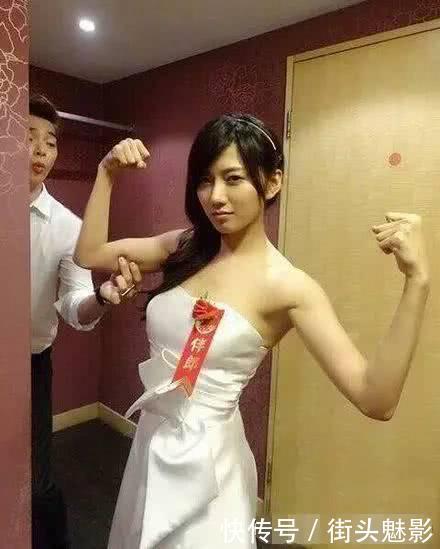 街拍：图1伴娘小姐姐，别看她瘦，浑身有肉肉!