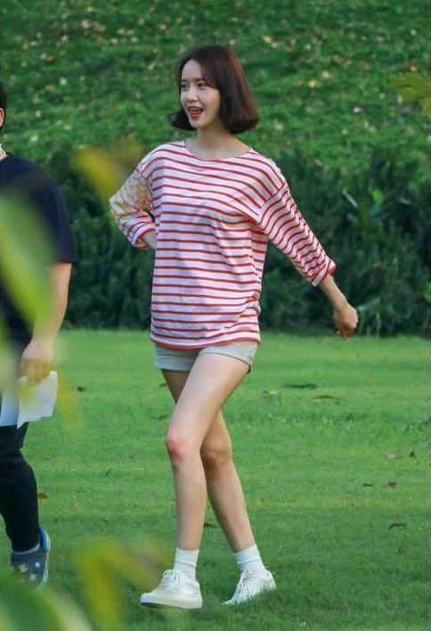 林允儿胆真肥! 穿一条蕾丝睡衣就走红毯? 网友: 韩星的时尚我不懂