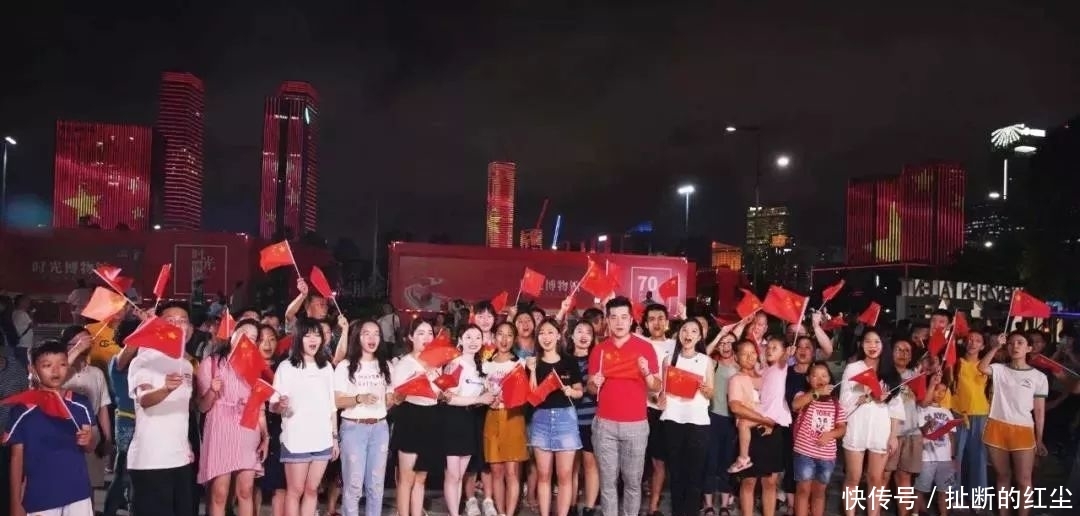 深圳湾上空：我爱香港！网友：热泪盈眶！