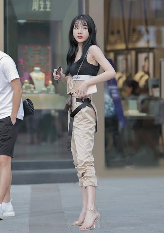 街拍：图1小姐姐穿紧身小背心，小红唇性感，旁边的美女好温柔！