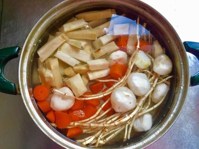 农村一种植物，人称“白茅根”，酷似“小甘蔗”，很多农民都吃过