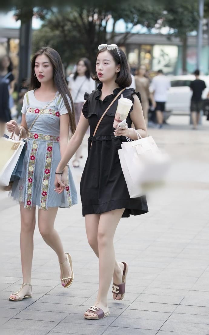 清凉一夏:街拍时尚裙装美女，第三张吊带装能把你看舒服