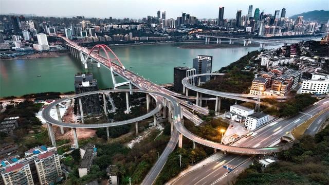 重庆这个8D城市又火了！因这座立交桥，其复杂程度让导航都瘫痪了