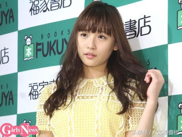 浅川梨奈第二本写真集举办握手会JK褪去突显大人风韵- 雪花新闻