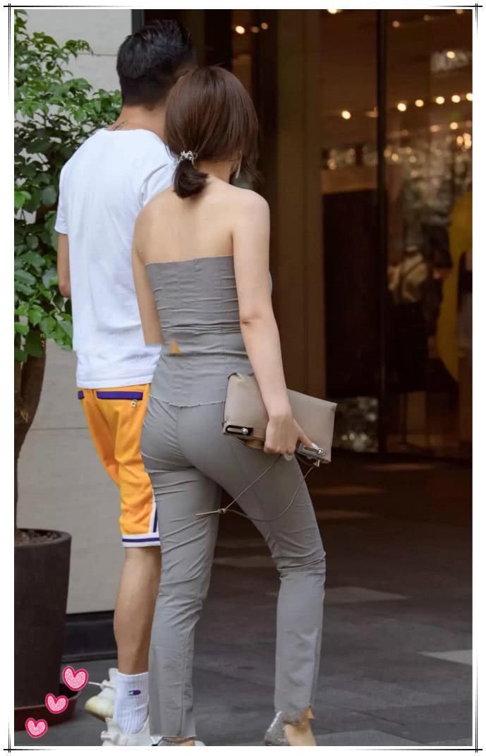 街拍：妹子为什么把紧身裤穿出褶皱，可能只有你旁边的帅哥知道