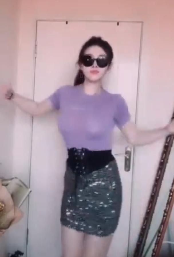 肉色丝袜与包臀裙混搭，居家女人这样穿美吗?