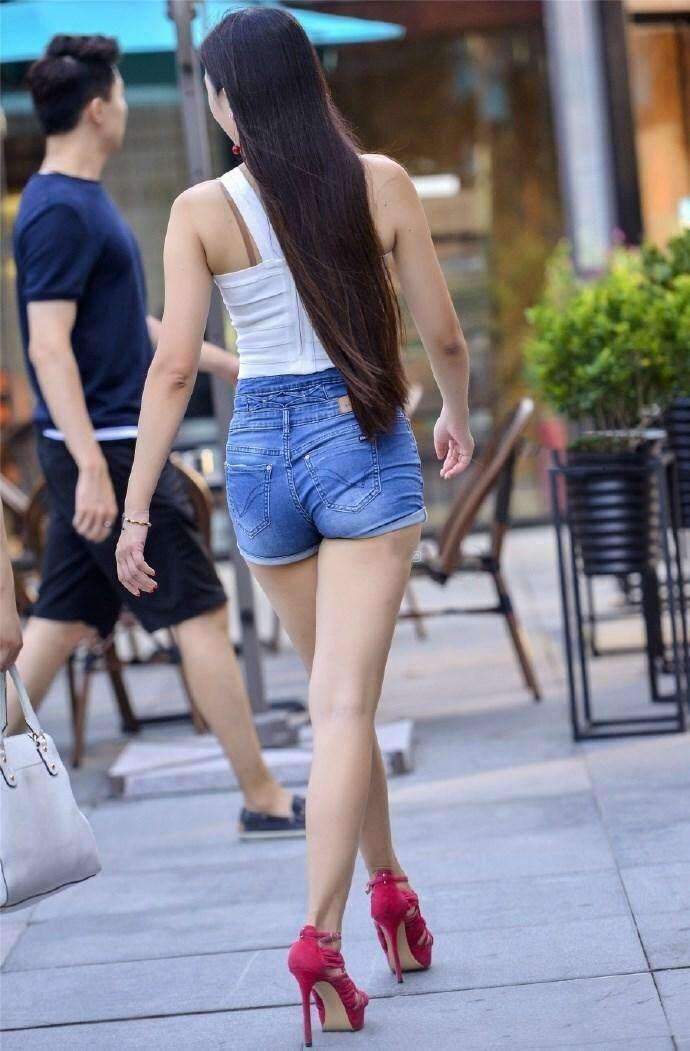 街拍: 穿紧身牛仔短裤的高挑小姐姐, 好身材挡不住的