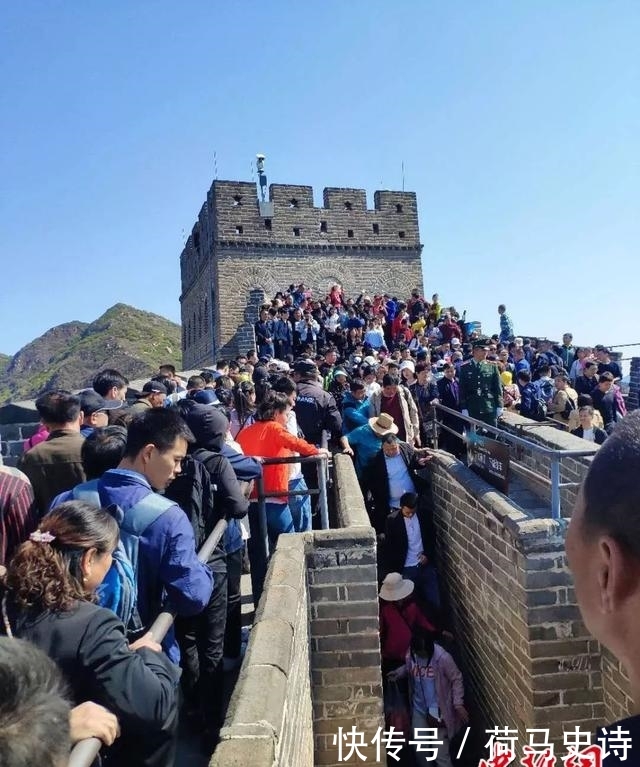 长城、故宫、西湖都挤成这样了！网友：我选择躺四天