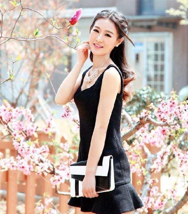 时尚穿搭:短裙遇到俏美身材秀奇妙,穿出风韵身姿增添女人味!