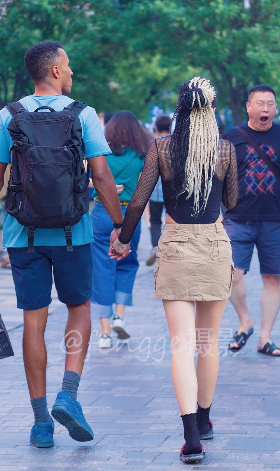 街拍:十张最新出炉的背影,可谓十全十美,不知道你最喜欢谁?