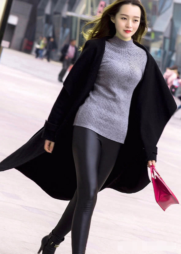 街拍：青春甜美的小姐姐，穿着柔美大气又优雅！