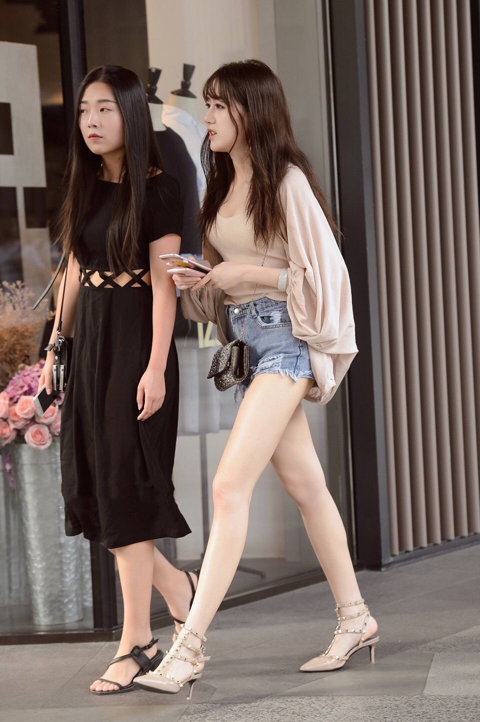 街拍：白色的小T恤，小姐姐让路人的眼光都跟着自己行走