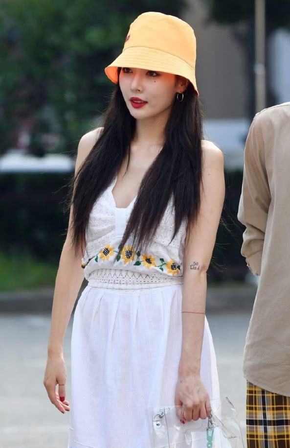 被金泫雅美晕了!白裙竟也能穿出性感风，“小野马”果真不是虚名