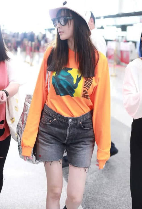 张天爱要闹哪样？身背买菜包袜子只穿一只，比关晓彤还土！