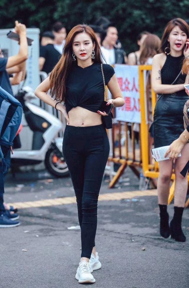 街拍：小姐姐青春漂亮英姿飒爽，想多看一眼！