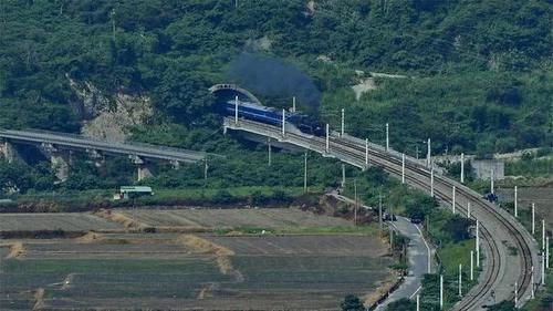  「车站」火车晚上经过一些车站，乘务员会强制拉上窗帘，这是为