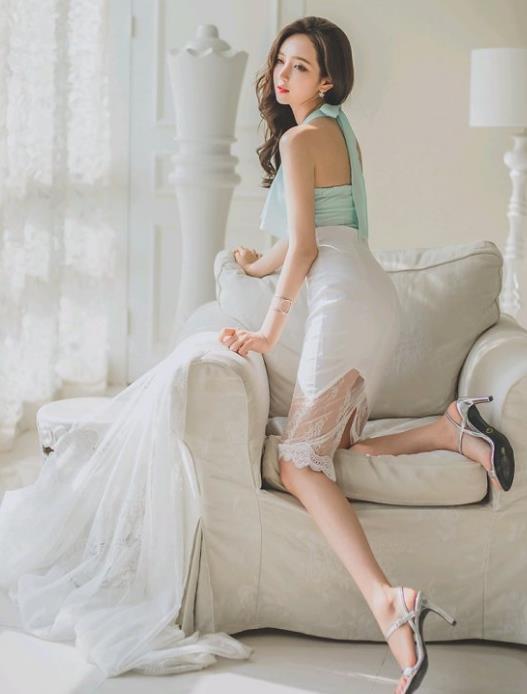 白色|李妍静,一件浅绿色背心配白色半身裙