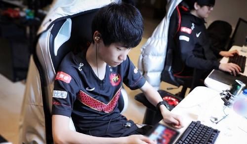  上演：两周半拿九个MVP，Doinb上演疯狂赛季，一项数据首次成为中单第一